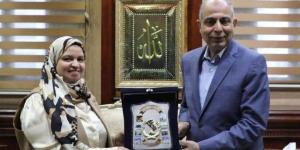 محافظ المنيا يكرم مدير عام الإرشاد الزراعي تقديرًا لدورها في دعم زراعة القمح ـ موقع الآن نيوز