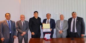 رئيس جامعة حلوان الأهلية يكرم بطل إفريقيا في المصارعة الحرة - موقع الآن نيوز