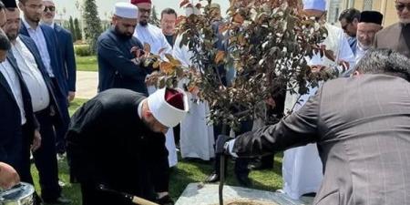 وزير الأوقاف يزرع شجرة في مرقد الإمام البخاري بسمرقند - موقع الآن نيوز