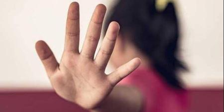 غدر الصحاب .. حنين تتعرض للإعتداء والضرب على يد 10 من زميلاتها ـ موقع الآن نيوز
