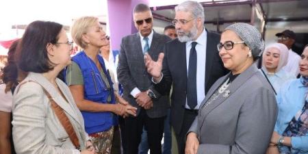 القومى للمرأة ومحافظ أسوان ورئيسة بعثة الاتحاد الأوروبي في مصر يتفقدون نموذج المحاكاة البنكي بالقري ـ موقع الآن نيوز