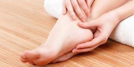 تنميل القدمين المزعج .. التخفيف منه وعلاجه بطرق منزلية آمنة ـ موقع الآن نيوز