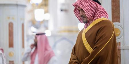 وزير الداخلية يزور المسجد النبوي ويؤدي الصلاة في الروضة الشريفة - موقع الآن نيوز