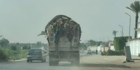 ضبط سيارة نقل مخلفات تسببت في تناثر حمولتها علي الطريق بالجيزة - موقع الآن نيوز