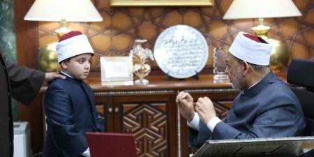 شيخ الأزهر يستقبل الطفل أنس ربيع متقن حفظ المتون والقرآن الكريم ـ موقع الآن نيوز