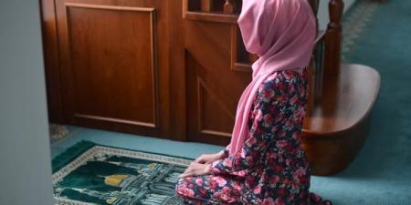 هل تجوز صلاة المرأة بالبيجامة وفوقها خمارا؟.. الإفتاء تجيب ـ موقع الآن نيوز