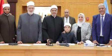 جامعة الأزهر تكرم الطالب أنس مصطفى ربيع لإبداعه في حفظ القرآن الكريم والمتون - موقع الآن نيوز