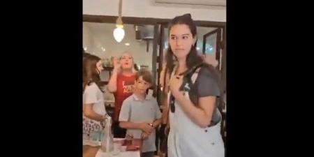 شاهد..“غير مرحب بكم هنا ”..مطعم إيطالي يطرد عائلة إسرائيلية بسبب الإبادة ـ موقع الآن نيوز