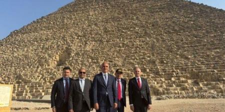 وزير الثقافة والسياحة التركي يزور الأهرامات ويشيد بعظمة الآثار المصرية - موقع الآن نيوز