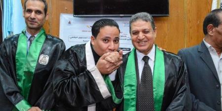 لمسة وفاء في زمن الجفاء.. باحث يقبل يد أستاذه أمام الجميع بـ آداب سوهاج ـ موقع الآن نيوز