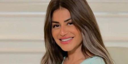 بفستان ذهبي .. منة فضالي تستعرض جمالها بإطلالة لافتة | شاهد ـ موقع الآن نيوز