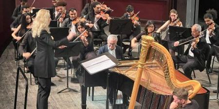 يحضور منى الشاذلي.. سميح ساويرس يعزف البيانو على مسرح الأوبرا الكبير ـ موقع الآن نيوز