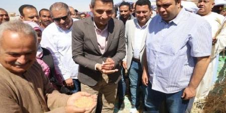 محافظ السويس يفتتح موسم حصاد القمح من قرية الشلوفة بالقطاع الريفي بالجناين - موقع الآن نيوز