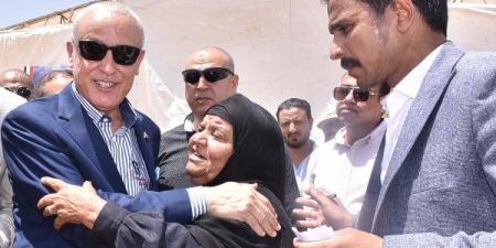 لفتة إنسانية.. محافظ الأقصر يزور سيدة الميكروباص ويلبي دعوتها ـ موقع الآن نيوز