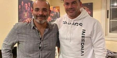 «بعد غناء معرفش حد بالاسم ده».. أيمن بهجت قمر يمازح عمرو دياب - موقع الآن نيوز