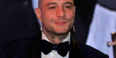 «إخرس ياللي مبتفهمشي».. أحمد الفيشاوي يهاجم منتقدي ارتدائه الحلق ويثير جدلا واسعا - موقع الآن نيوز
