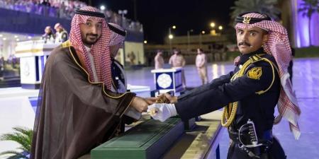 وزير الحرس الوطني يرعى حفل تخريج دفعتين من دورة تأهيل الضباط وكلية الملك خالد - موقع الآن نيوز