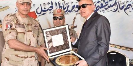 محافظ الأقصر يكرم طلاب مدرسة إسنا الصناعية بعد فوزها بمراكز متقدمة في مسابقة التأسيس العسكري ـ موقع الآن نيوز