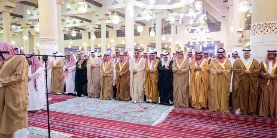 أمير الرياض ونائبه يؤديان صلاة الميت على الأمير ناصر بن فهد بن عبدالله بن سعود بن فرحان آل سعود - موقع الآن نيوز