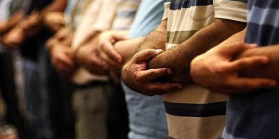 أمين الفتوى: صلاة الجنازة فرض كفاية.. ويجوز أداؤها بالحذاء في غير المساجد بشروط ـ موقع الآن نيوز