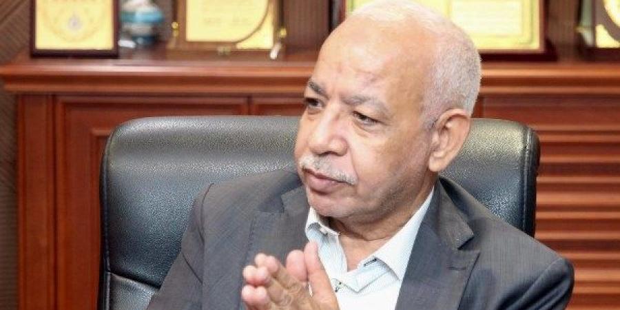 يفدون الوطن بأرواحهم .. عبد المنعم الجمل يهنئ عمال مصر بعيدهم ـ موقع الآن نيوز