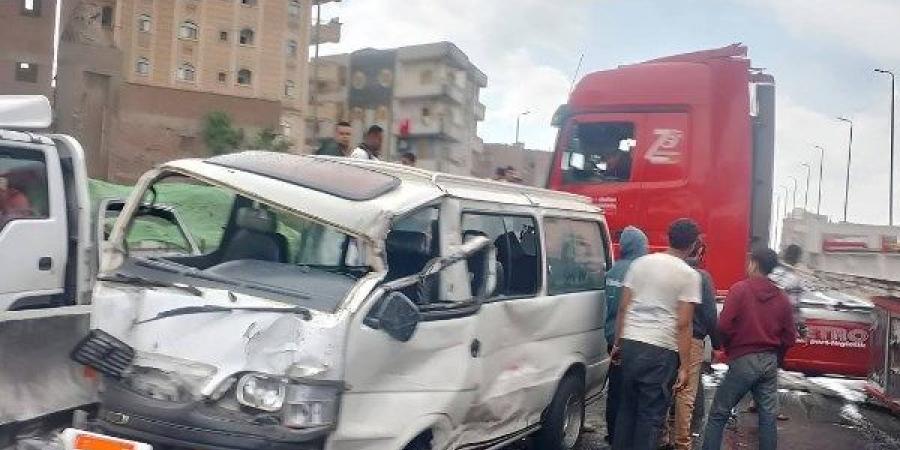 الميكروباص اتطبق.. إصابة 6 أشخاص في حادث تصادم بالمنوفية| صور ـ موقع الآن نيوز
