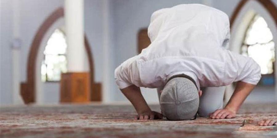 حكم الفتح على المُصلّي من شخص خارج الصلاة .. الإفتاء توضح ـ موقع الآن نيوز