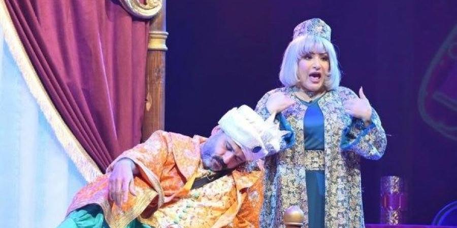 بدرية طلبة تشارك صورا من عرض مسرحية ألف تيتة وتيتةمع أكرم حسني ـ موقع الآن نيوز