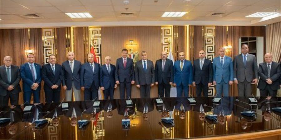 وزيرا الإنتاج الحربي والزراعة يشهدان توقيع اتفاقية لتسويق المنتجات المدنية والمعدات الزراعية - موقع الآن نيوز
