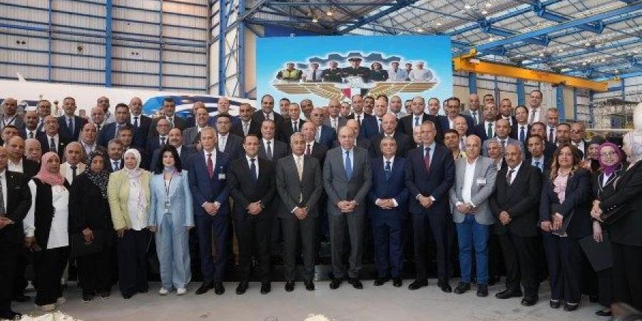 احتفالًا بعيد العمال.. وزير الطيران يكرم عددا من النماذج المتميزة بالقطاع ـ موقع الآن نيوز