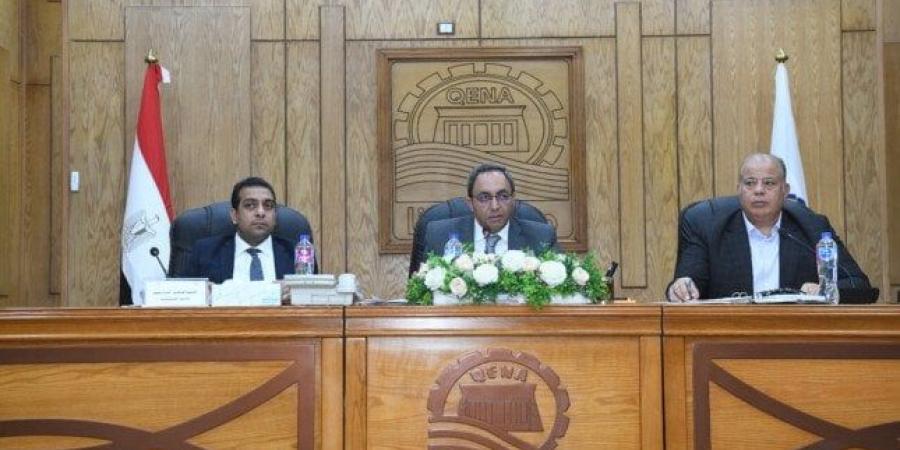 محافظ قنا يترأس اجتماعًا تنفيذيًا موسعًا لمتابعة مشروعات التنمية والخدمات العامة - موقع الآن نيوز