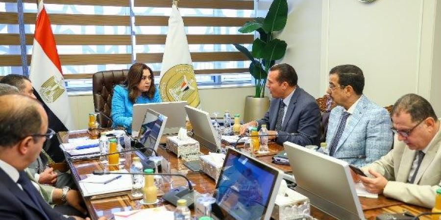وزيرة التنمية المحلية تتابع مع قيادات الوزارة سير العمل في 16 مركزا تكنولوجيا بـ9 محافظات ـ موقع الآن نيوز