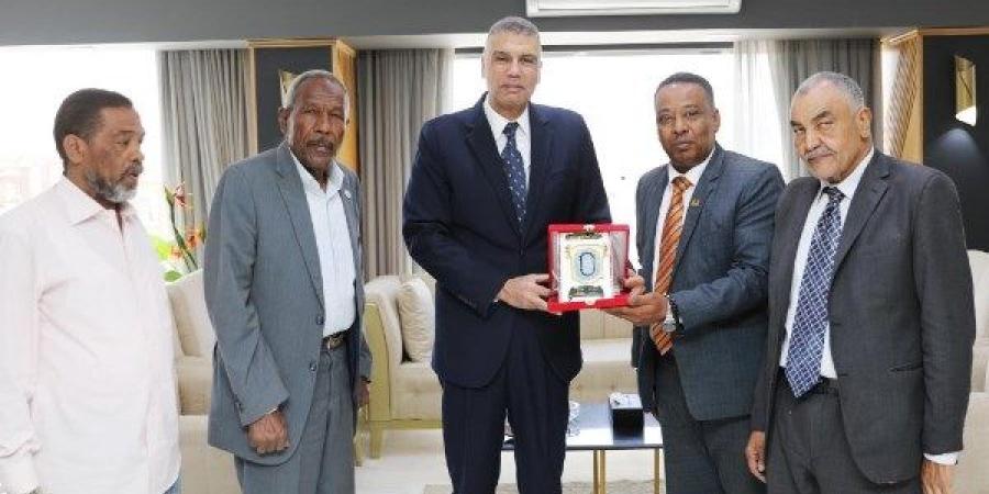 الاتحاد المحلي لنقابات عمال أسوان يهدى درعه للمحافظ ـ موقع الآن نيوز
