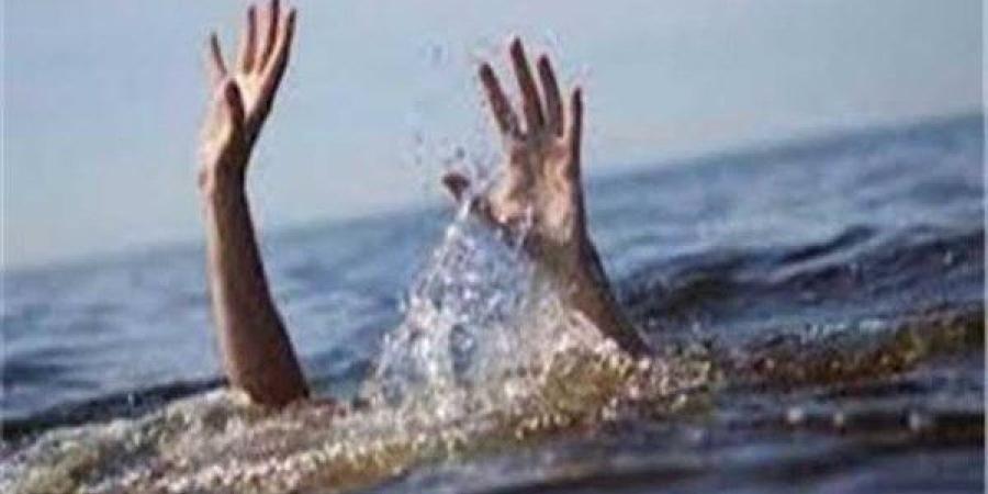 انتشال جثمان غريق من بحر يوسف في إهناسيا ببني سويف ـ موقع الآن نيوز