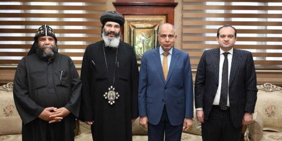 محافظ المنيا يلتقي وفد دير العذراء بالبهنسا لتسليم عقود تقنين أوضاع 52 فدانا ـ موقع الآن نيوز