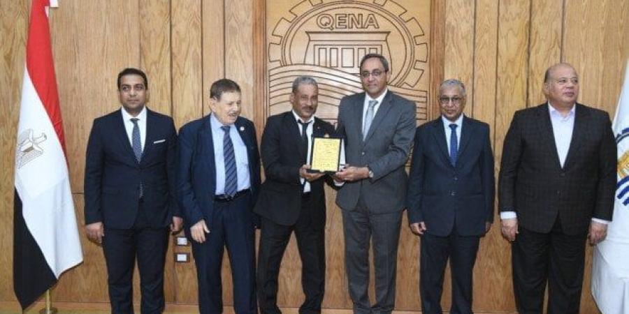 محافظ قنا يشارك في احتفالية عيد العمال ويشيد بدورهم في بناء الوطن - موقع الآن نيوز
