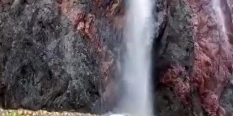 الانبهار بسحر الطبيعة .. شلال مياه طابا يأسر رواد مواقع التواصل ـ موقع الآن نيوز