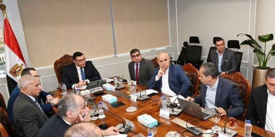 وزير الإسكان يعقد اجتماعا مع مسئولي إحدى الشركات العقارية لمتابعة موقف مبيعات عددٍ من المشروعات ـ موقع الآن نيوز