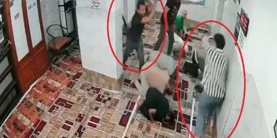 بينهم سيدة منتقبة.. اقتحام مسجد أثناء الصلاة في القاهرة بالشوم والأمن يفحص ـ موقع الآن نيوز