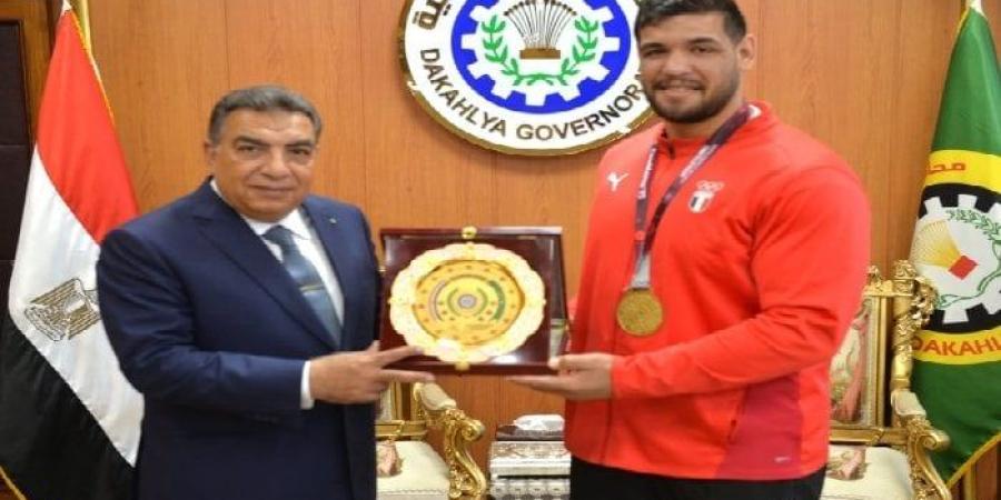 بعد حصوله على ذهبية أفريقيا فى المصارعة الرومانية.. محافظ الدقهلية يُكرم عبد اللطيف مناع ابن دكرنس - موقع الآن نيوز