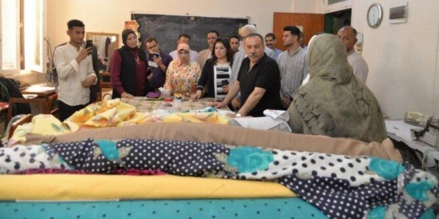 محافظ أسيوط يتفقد جمعية الشابات المسلمات ومعرضًا للمنتجات اليدوية - موقع الآن نيوز