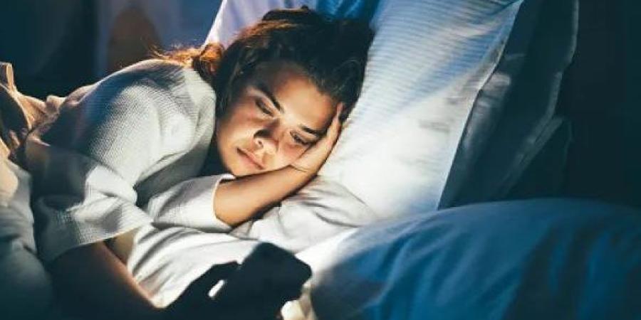 هذه العادة الهاتفية الشائعة بين المراهقين تزيد من قلقهم| تحذير ـ موقع الآن نيوز