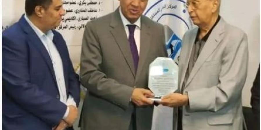 الدكتور أبو بكر القربي وزير الخارجية اليمني الأسبق يكرم النائب مصطفى بكري - موقع الآن نيوز