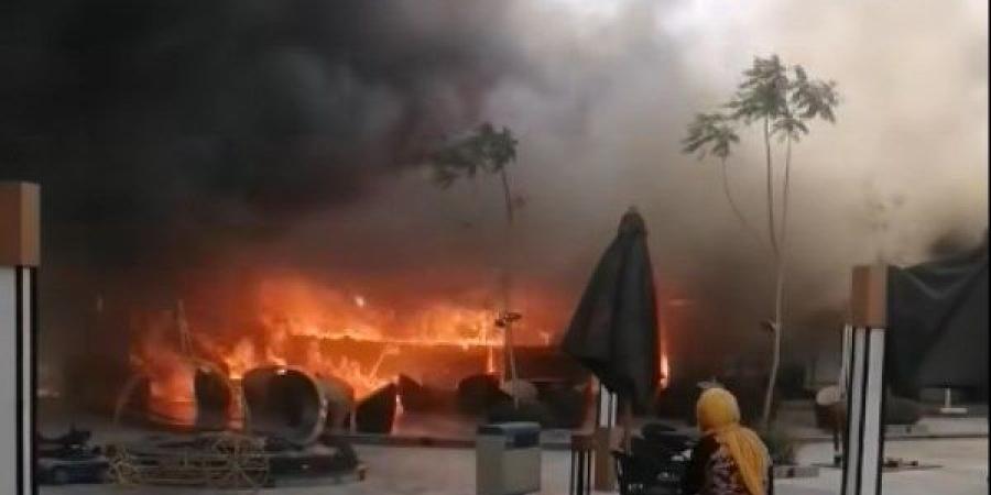 قوات الإطفاء تكافح حريق هائل في كافيه بجوار بنزينة بوصلة دهشور.. صور ـ موقع الآن نيوز