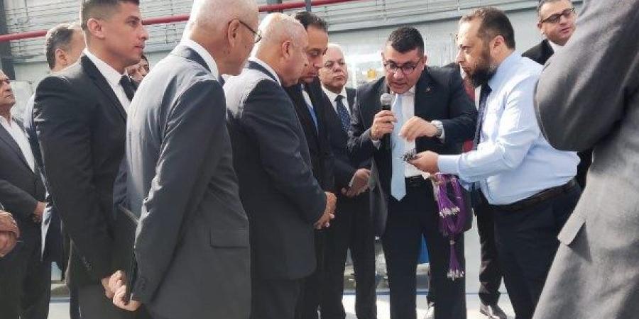 رئيس الوزراء يتفقد مصنع إنتاج كابلات السيارات بالشرقية | صور ـ موقع الآن نيوز