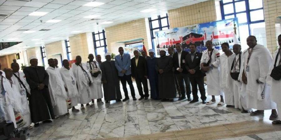 محافظ أسوان يُودع الفوج الأول من حجاج بيت الله الحرام في المطار - موقع الآن نيوز